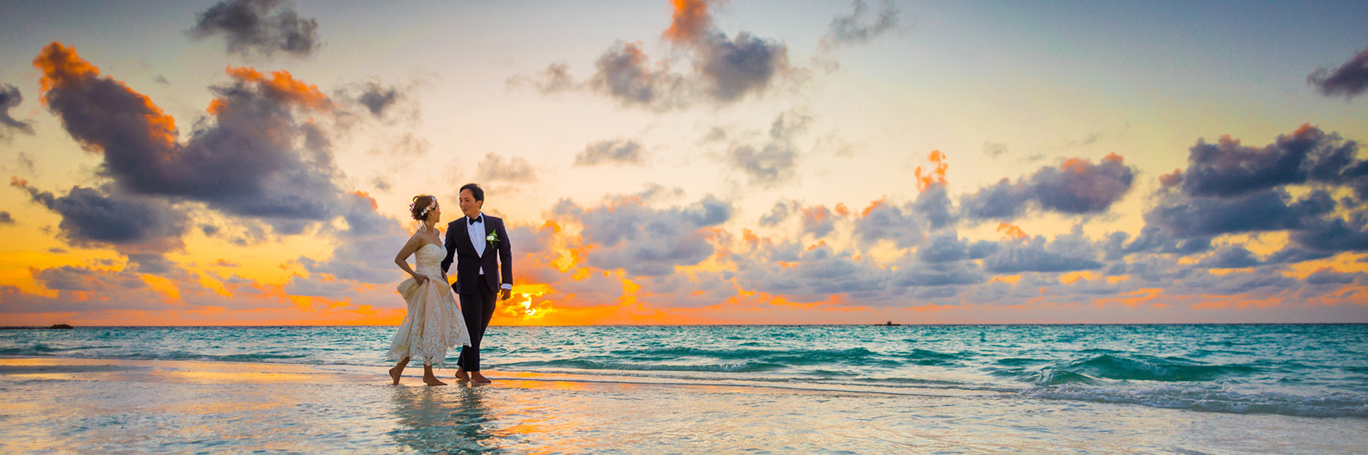 couple-on-the-beach-1920px